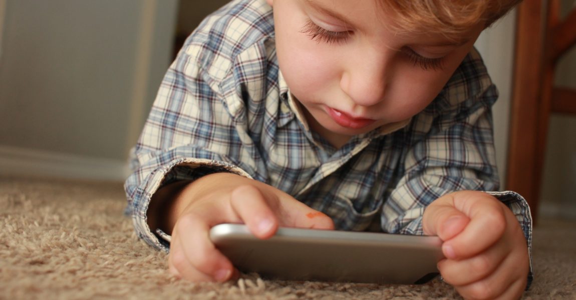 Donner son smartphone à ses kids pour les garder calmes… Une fausse bonne idée ?