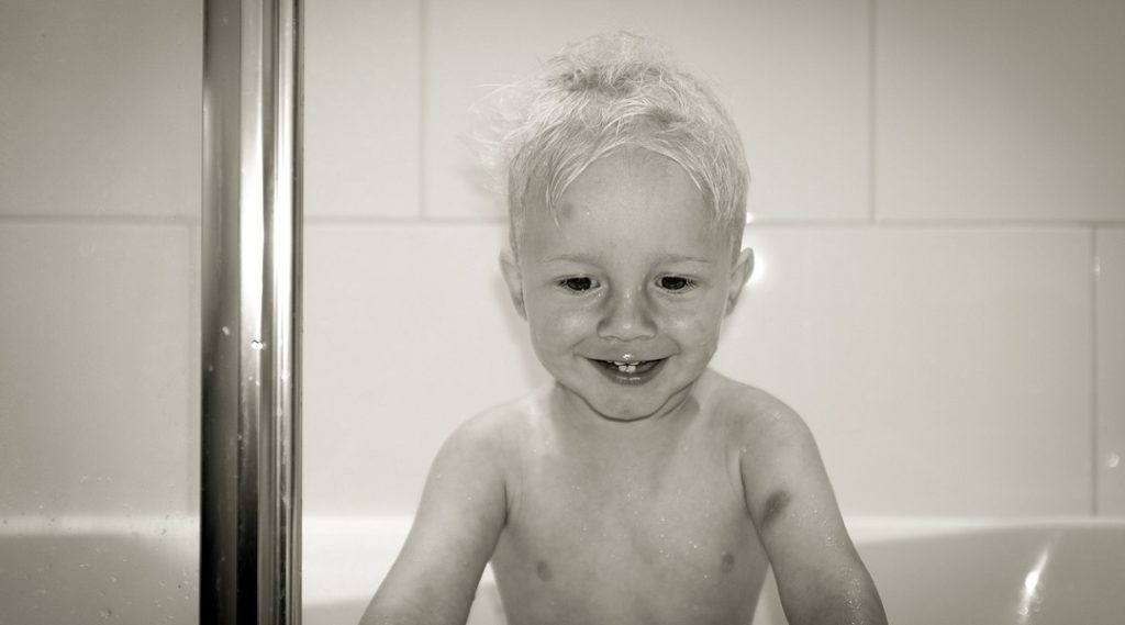 Se laver seul : à partir de quel âge laisser mon enfant en autonomie ? 